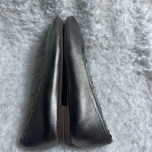 Louise Et Cie Caynlee  synthetic leather Pewter GoldScalloped Edges Flats SZ11M - Picture 4 of 7